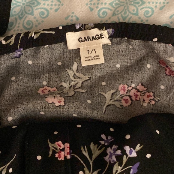 Black floral flowy cropped tank top - Picture 3 of 3